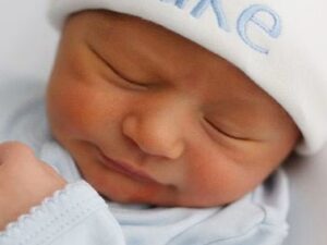 Baby muts met naam geborduurd